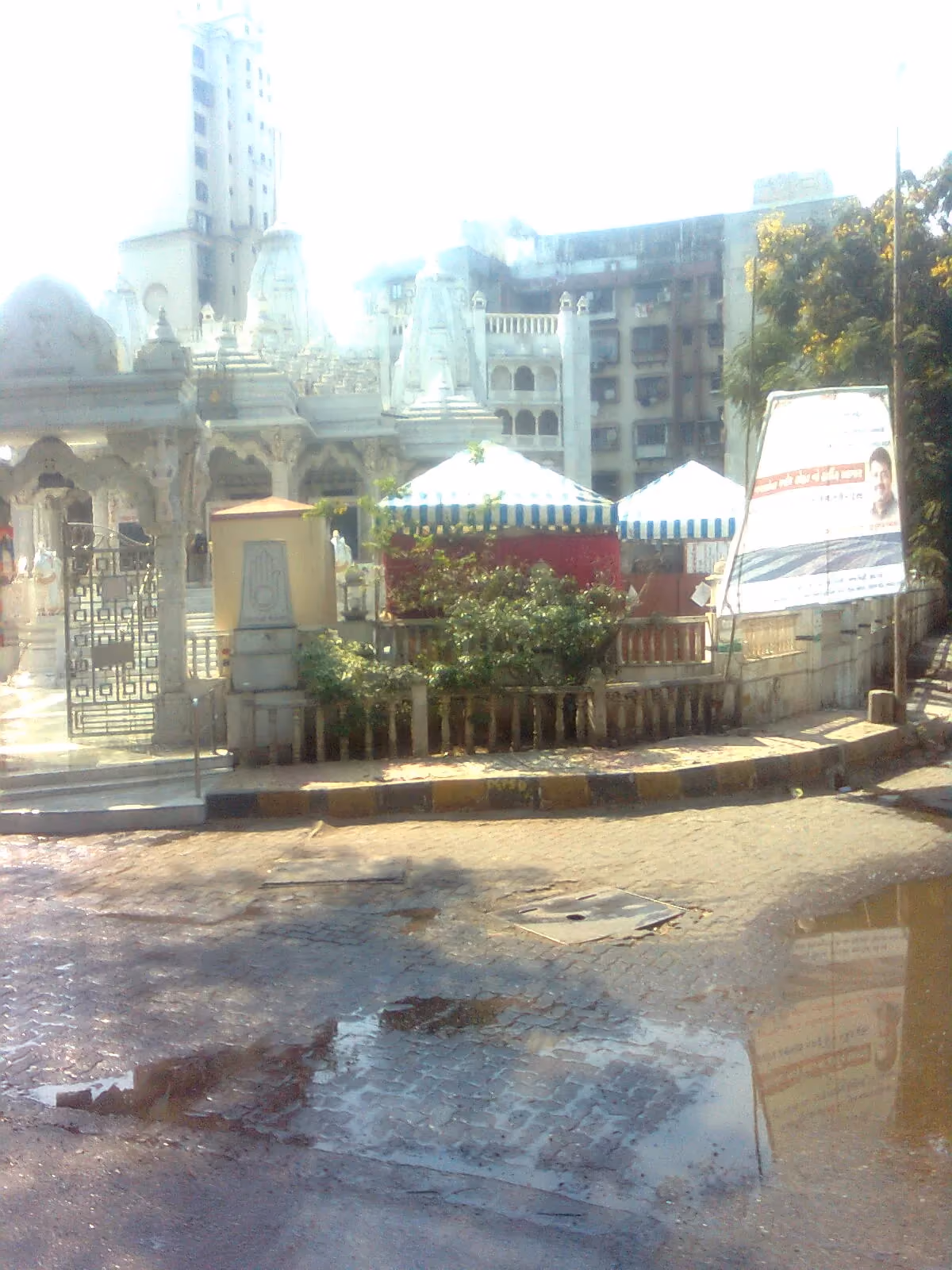 The Parshwanath Jain temple at Mulund in Mumbai, seen from the street
